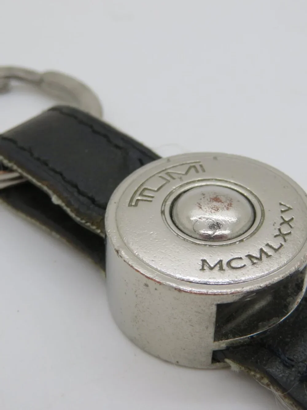 Tumi MCMLXXV Logo Black Leather Strap Silver‑Tone Metal Key Fob Key Ring